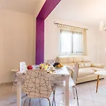 1 Bedroom Lovely In * Πούλα