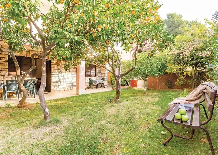 1 Bedroom Lovely In Appartamento Pola