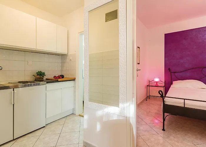 1 Bedroom Lovely In Appartamento Pola